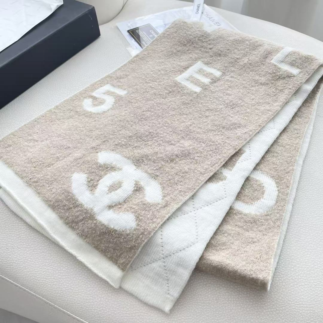 香奈儿针织双面围巾，顶级高端货👼👏绝美百搭款💋专柜限量哦‼️有钱都很难订到💛💙💜顶级山羊绒针织围巾，整条