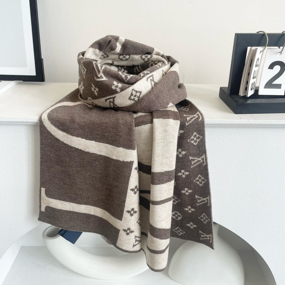 爆款上新 情侣款👍👍LV 独家牛货🐂 奢华尽在尺寸之间，高端品质‼️具有超高羊绒品质才会被此品牌青睐‼️