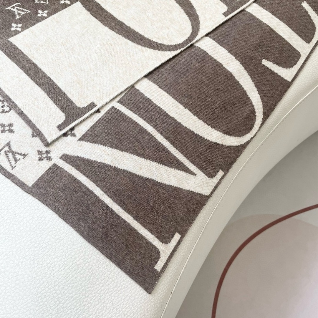 爆款上新 情侣款👍👍LV 独家牛货🐂 奢华尽在尺寸之间，高端品质‼️具有超高羊绒品质才会被此品牌青睐‼️