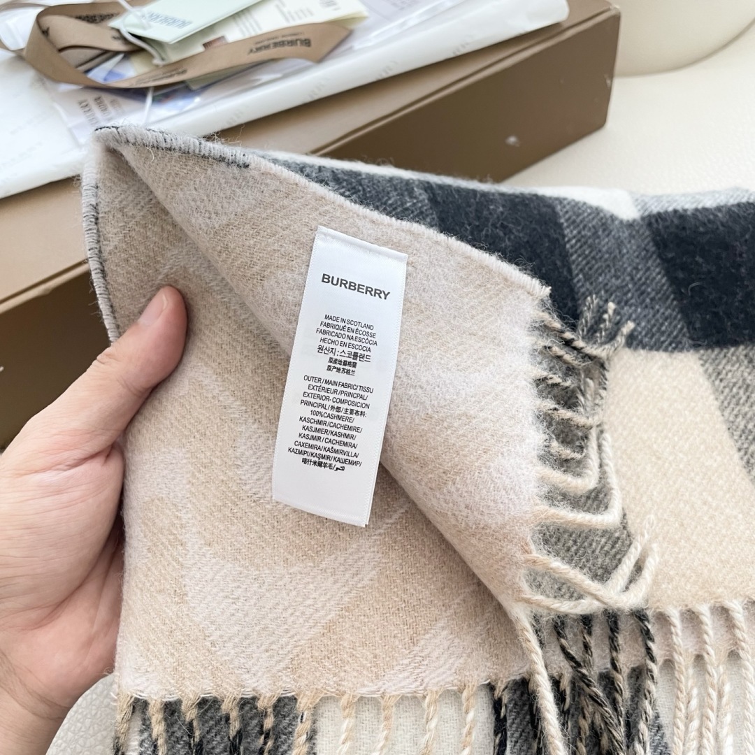 上新2025爱马仕双面男女款围巾且买且珍惜😍~都是出口订单所以比较难遇❤️东西讲究少而精😍好看的一定要收