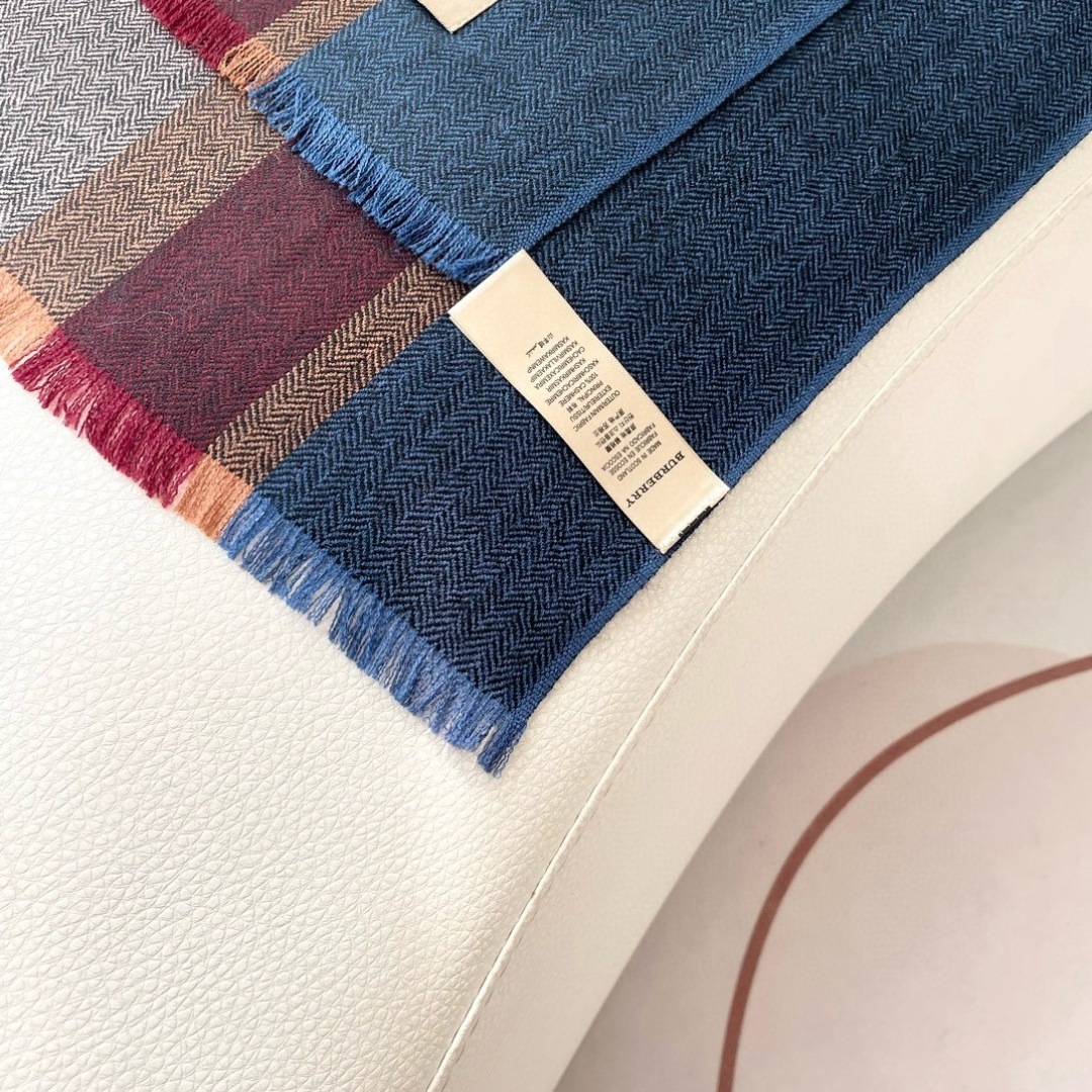 王牌口碑burberry深度水波纹经典羊绒格子围巾‼专柜最新品相,目前专柜都换上了新标👍经典中的经典.全