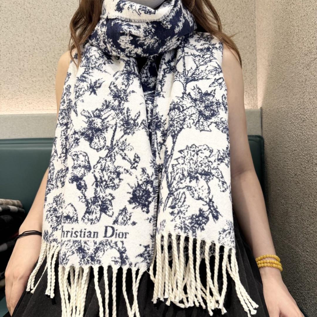 迪奥（Dior）明星同款dd围巾。经典款永远不会过时，而且超百搭。超级好看！！果断自留！精致散须 率真不