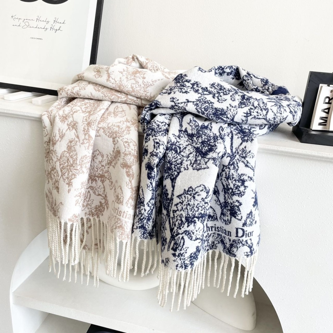 迪奥（Dior）明星同款dd围巾。经典款永远不会过时，而且超百搭。超级好看！！果断自留！精致散须 率真不