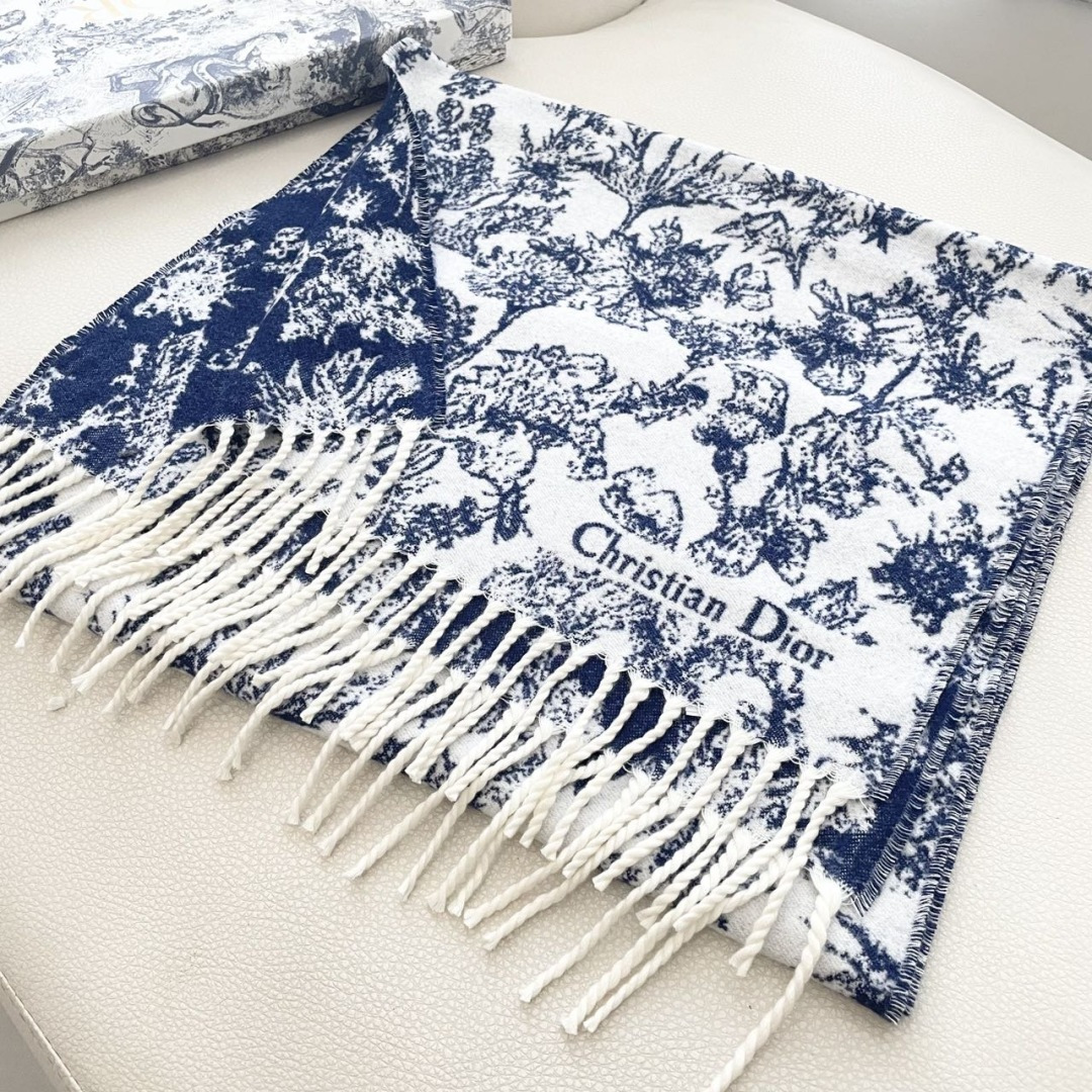 迪奥（Dior）明星同款dd围巾。经典款永远不会过时，而且超百搭。超级好看！！果断自留！精致散须 率真不