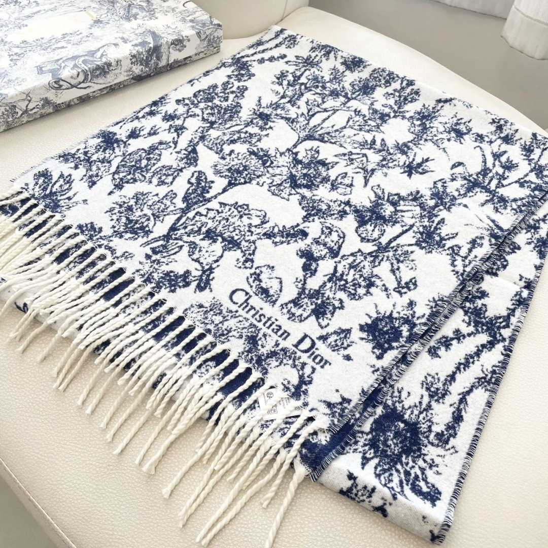 迪奥（Dior）明星同款dd围巾。经典款永远不会过时，而且超百搭。超级好看！！果断自留！精致散须 率真不