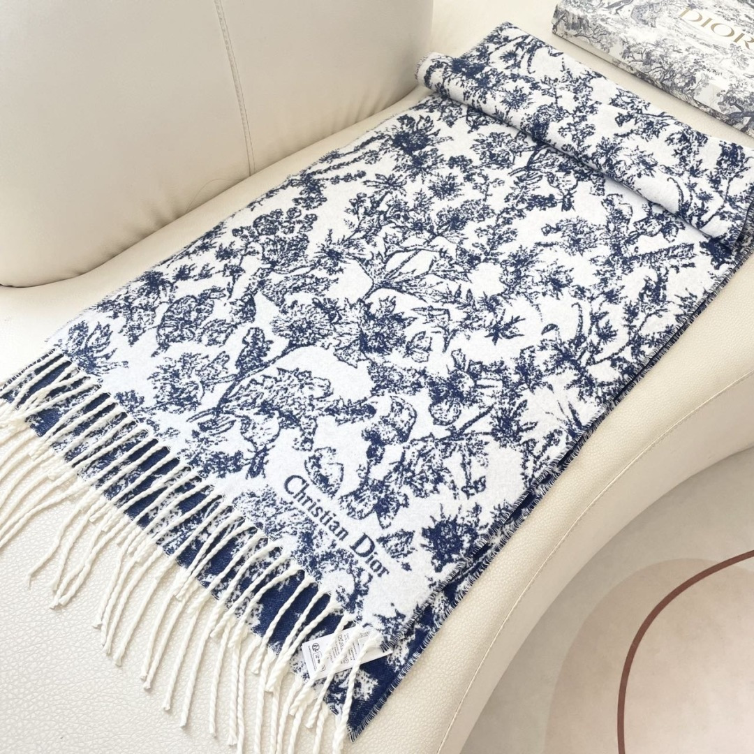 迪奥（Dior）明星同款dd围巾。经典款永远不会过时，而且超百搭。超级好看！！果断自留！精致散须 率真不