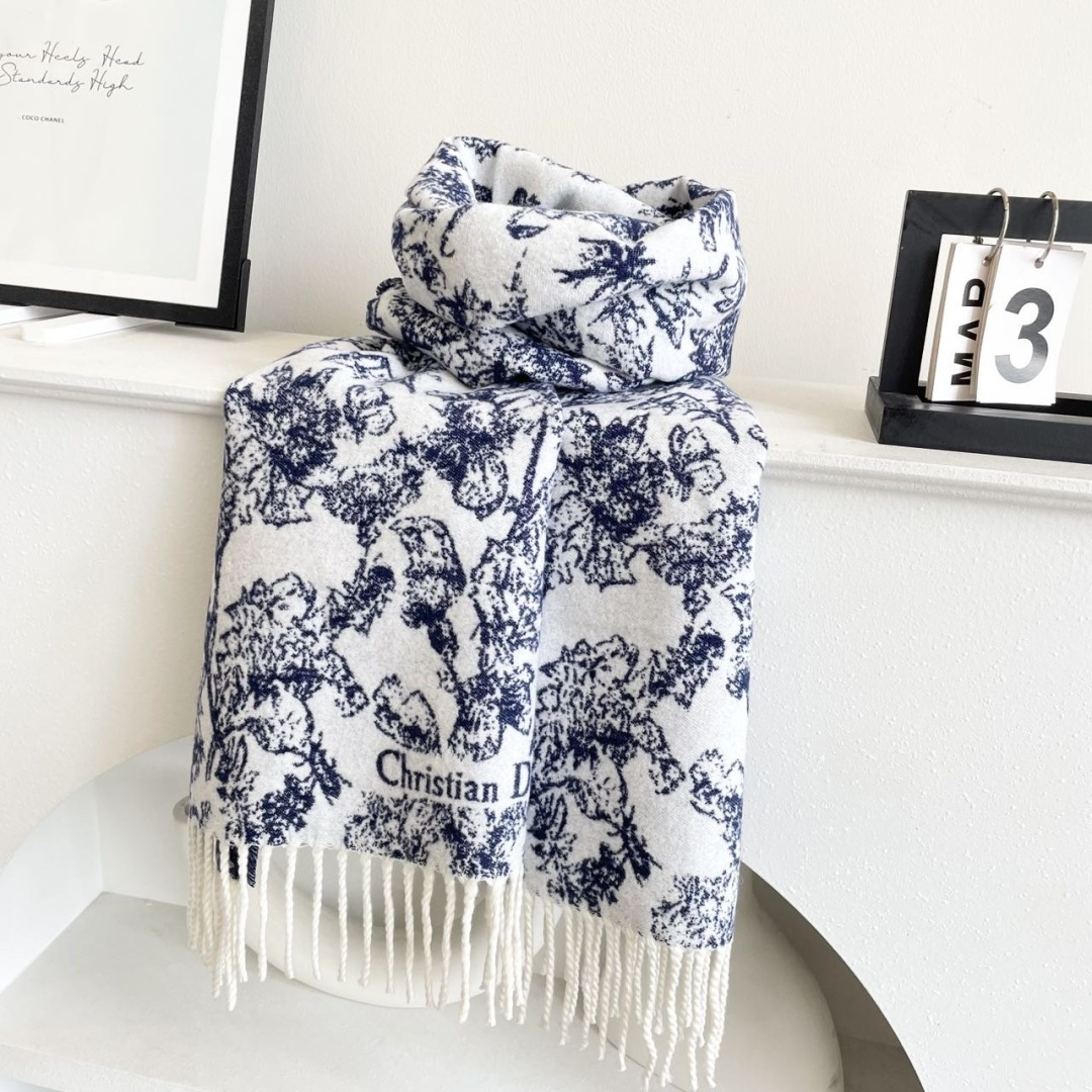 迪奥（Dior）明星同款dd围巾。经典款永远不会过时，而且超百搭。超级好看！！果断自留！精致散须 率真不