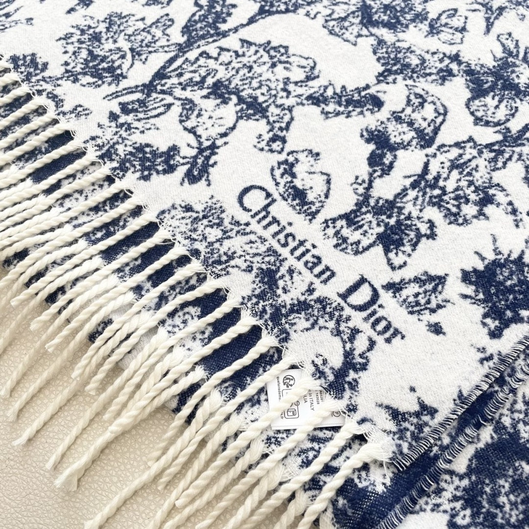 迪奥（Dior）明星同款dd围巾。经典款永远不会过时，而且超百搭。超级好看！！果断自留！精致散须 率真不