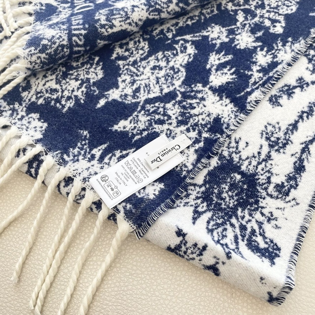 迪奥（Dior）明星同款dd围巾。经典款永远不会过时，而且超百搭。超级好看！！果断自留！精致散须 率真不