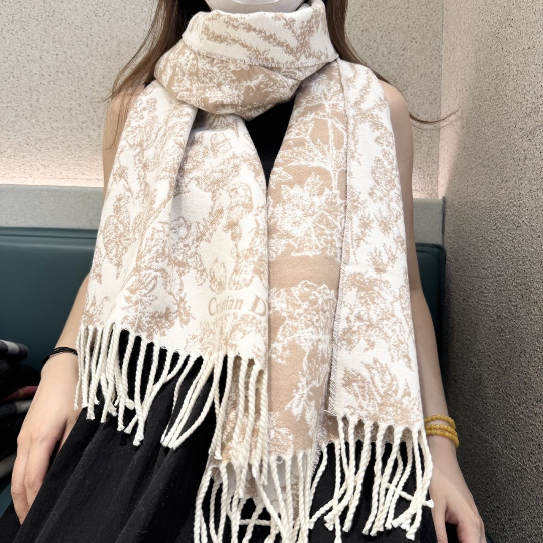 NO:554011,The same DD scarf worn by Dior stars. The classic style will never go out of style, and it’s super versatile. It’s super pretty!  !  Decisively keep it to yourself!  Exquisite loose beard, straightforward and not rigid, suitable for various styles, exquisite and exquisite, not much introduction, see for yourself, 36*180cm. High version scarf, high version scarf, dior, dior19860909迪奥（Dior）明星同款dd围巾.经典款永远不会过时,而且超百搭.超级好看！！果断自留！精致散须 率真不拘泥 适合各种造型 精妙绝伦 不多介绍 自己看,36*180cm.高版本围巾,高版本围巾,dior,dior,scarf