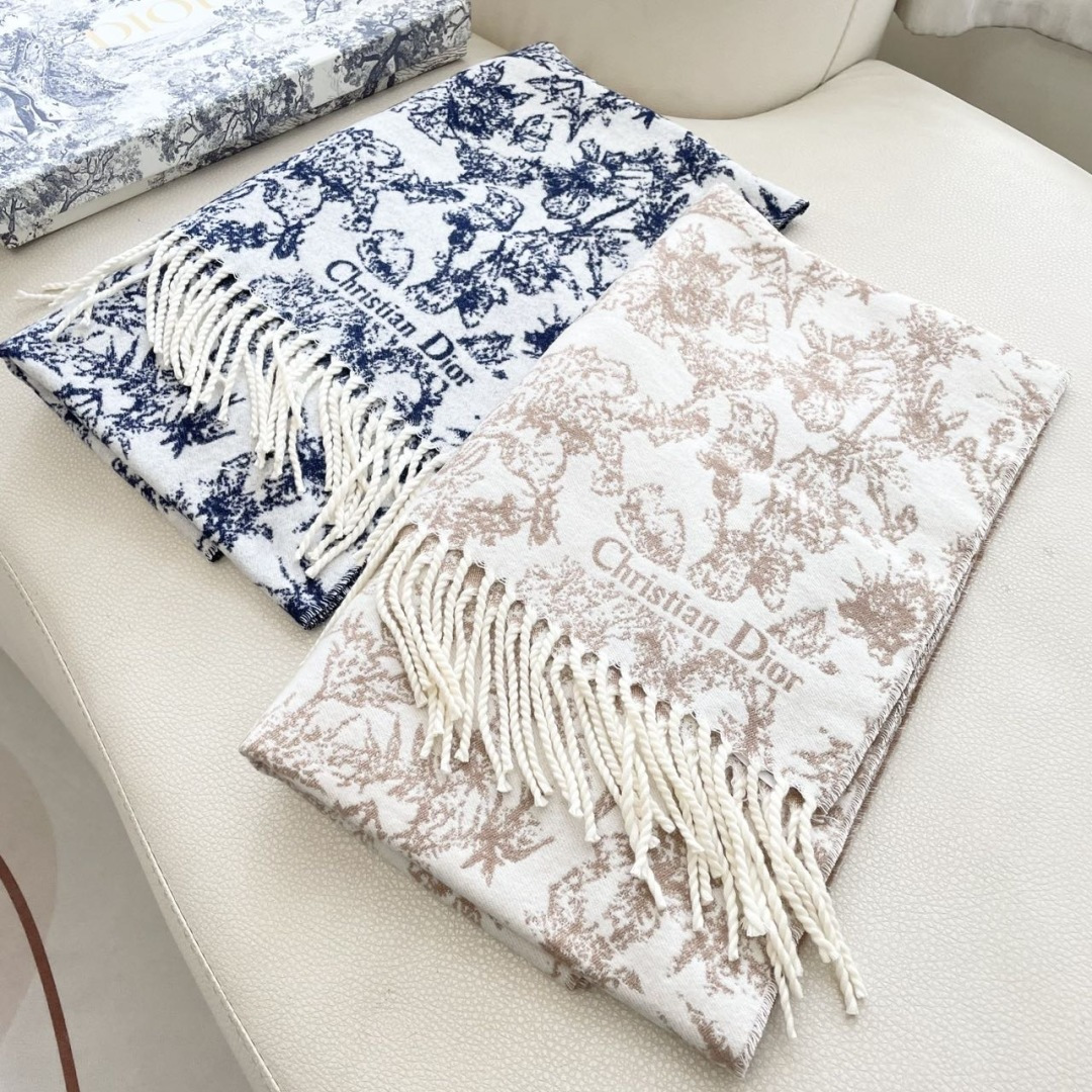 迪奥（Dior）明星同款dd围巾。经典款永远不会过时，而且超百搭。超级好看！！果断自留！精致散须 率真不