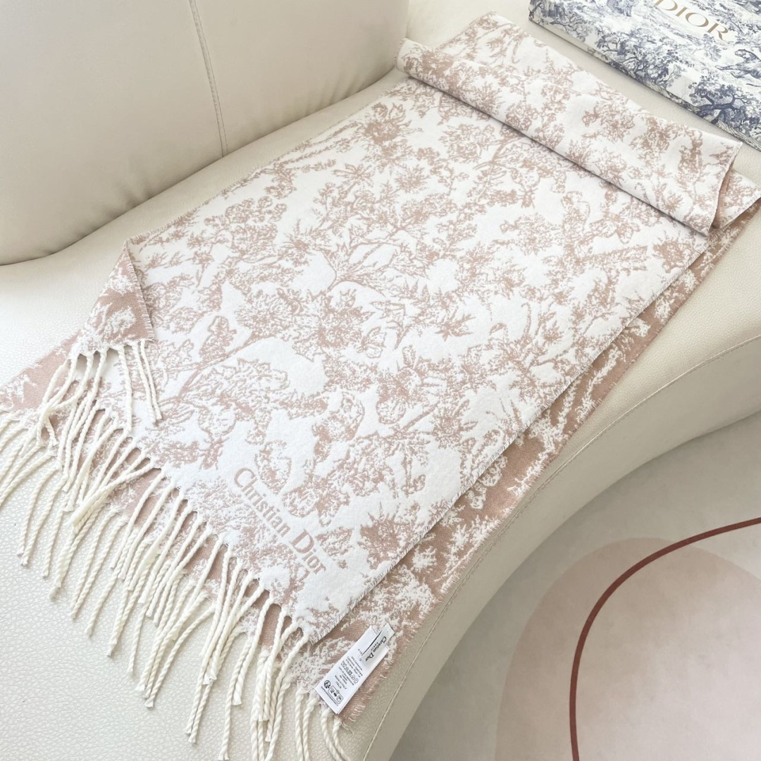 迪奥（Dior）明星同款dd围巾。经典款永远不会过时，而且超百搭。超级好看！！果断自留！精致散须 率真不