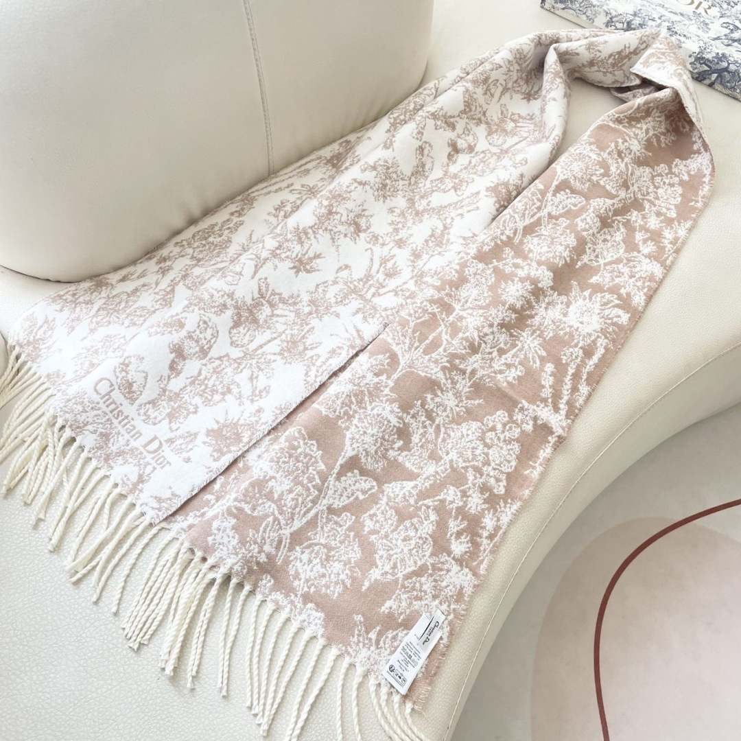 迪奥（Dior）明星同款dd围巾。经典款永远不会过时，而且超百搭。超级好看！！果断自留！精致散须 率真不