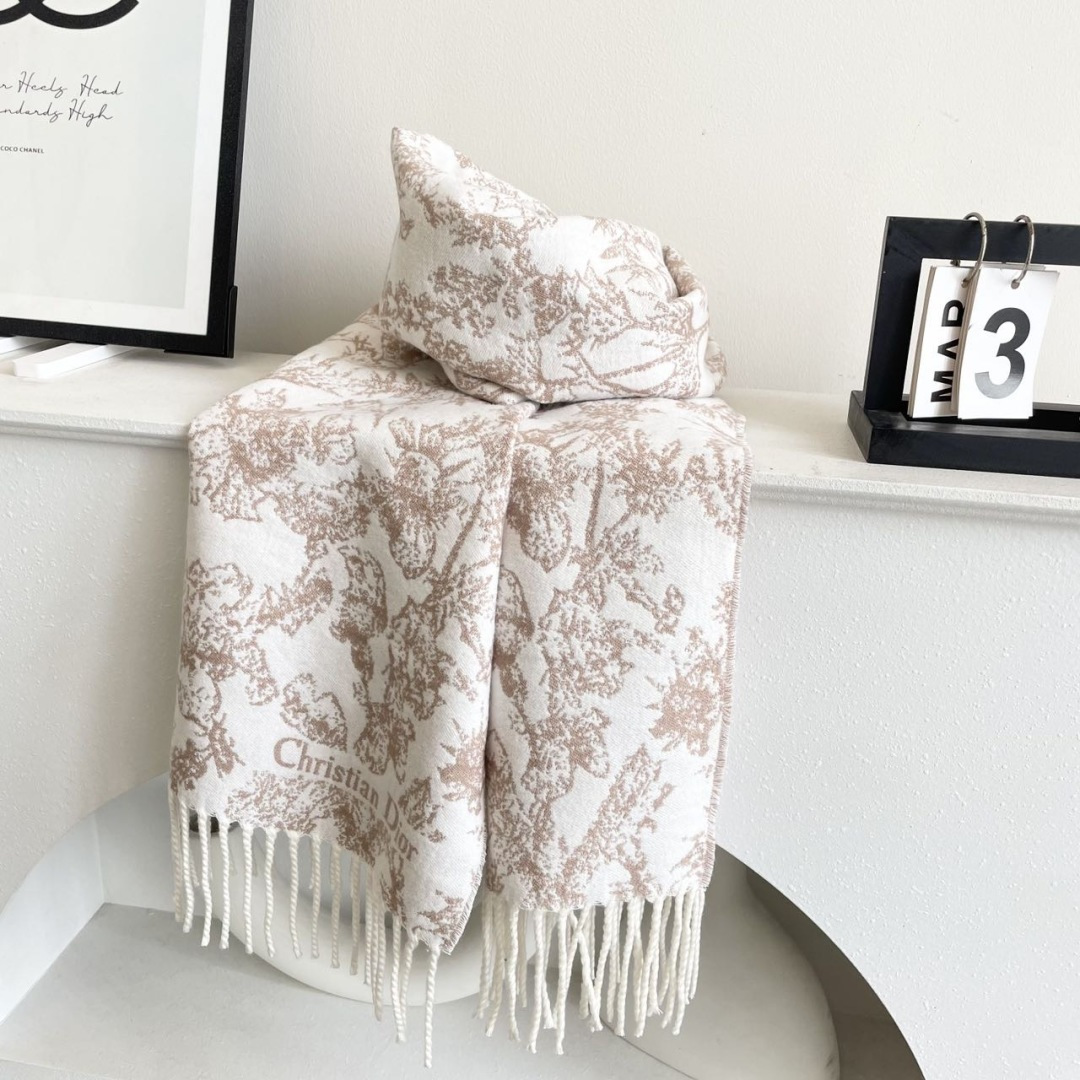 迪奥（Dior）明星同款dd围巾。经典款永远不会过时，而且超百搭。超级好看！！果断自留！精致散须 率真不