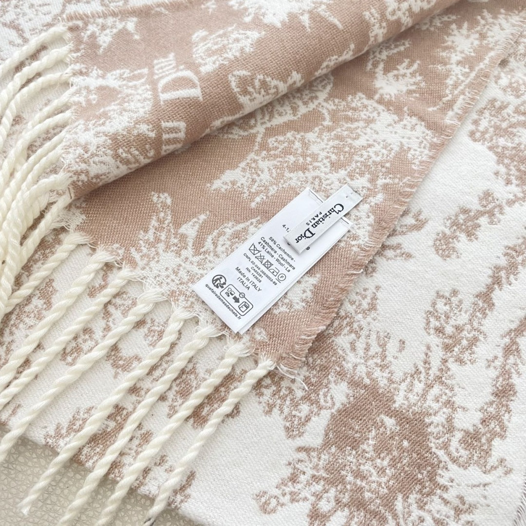 迪奥（Dior）明星同款dd围巾。经典款永远不会过时，而且超百搭。超级好看！！果断自留！精致散须 率真不