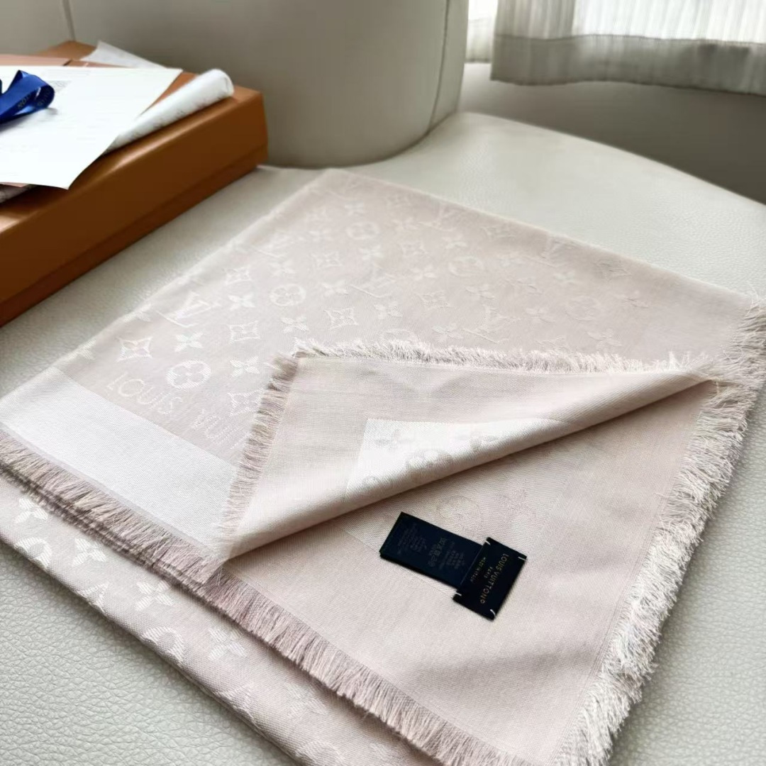 方巾】LV披肩❤️经典金丝👍搭配丝毛混纺的华美质感，与成衣和配饰系列单品搭配相宜。尺寸：140 x 14