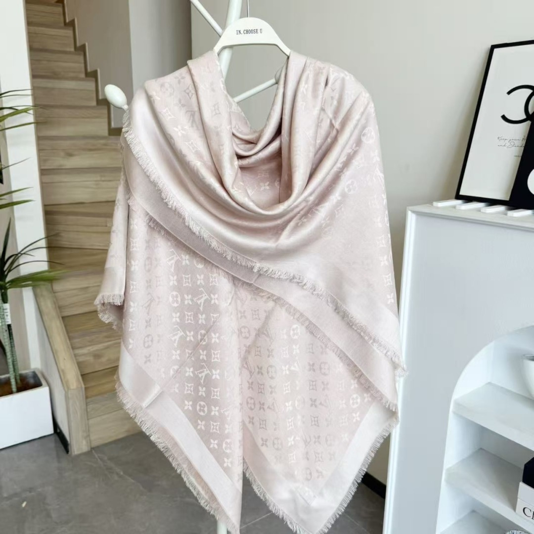 方巾】LV披肩❤️经典金丝👍搭配丝毛混纺的华美质感，与成衣和配饰系列单品搭配相宜。尺寸：140 x 14