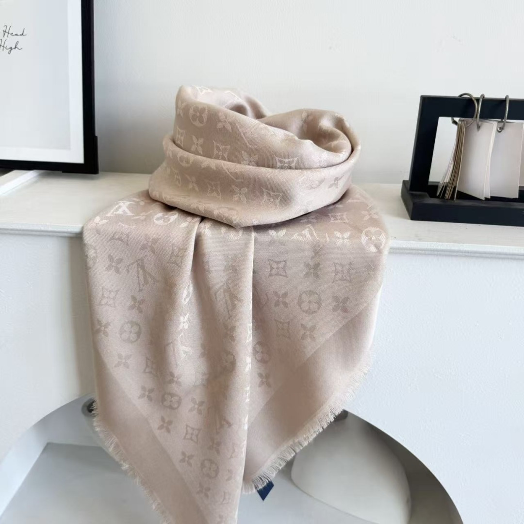 方巾】LV披肩❤️经典金丝👍搭配丝毛混纺的华美质感，与成衣和配饰系列单品搭配相宜。尺寸：140 x 14