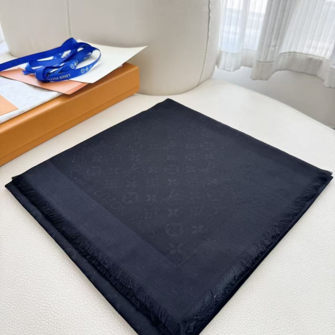 方巾】LV披肩❤️经典金丝👍搭配丝毛混纺的华美质感，与成衣和配饰系列单品搭配相宜。尺寸：140 x 14