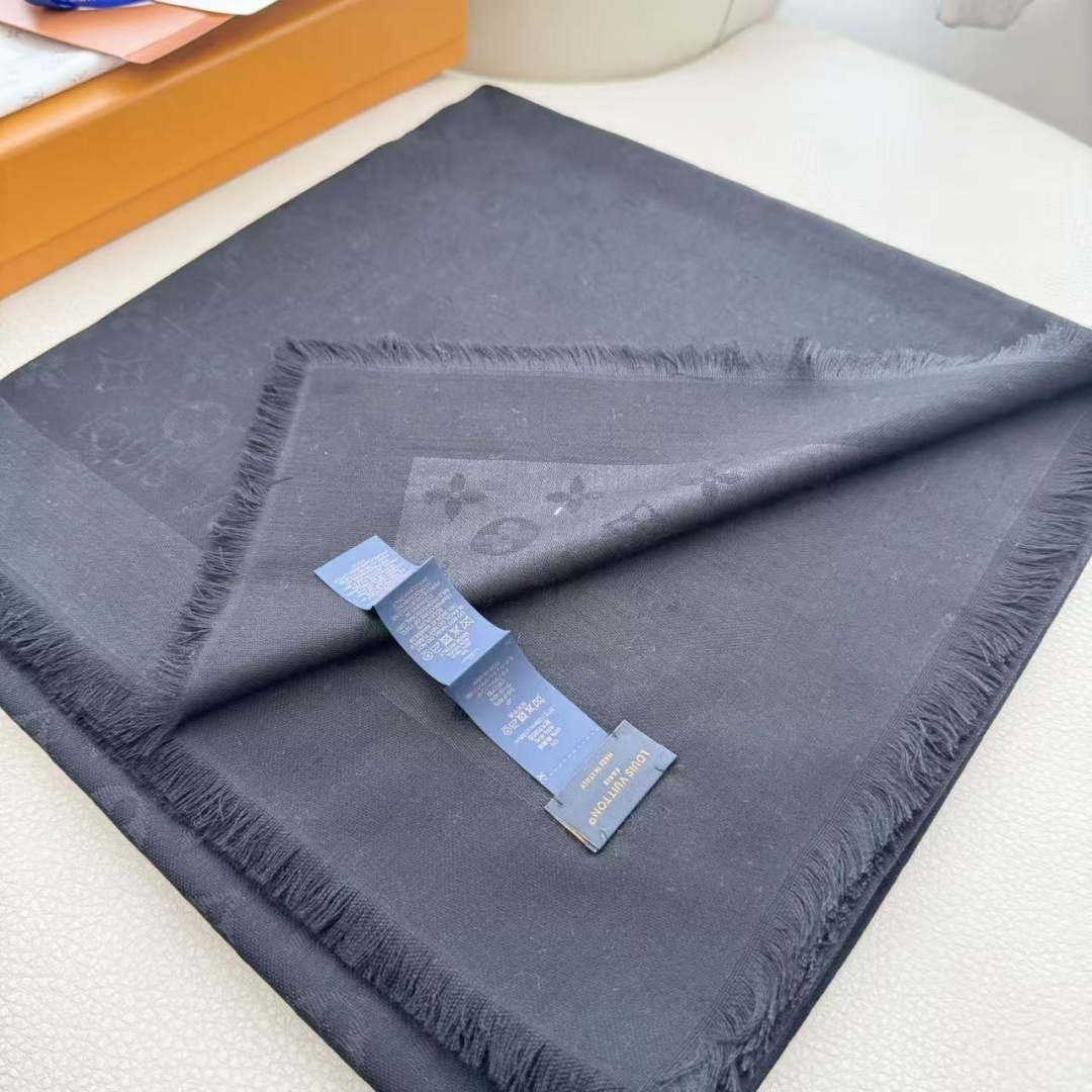 方巾】LV披肩❤️经典金丝👍搭配丝毛混纺的华美质感，与成衣和配饰系列单品搭配相宜。尺寸：140 x 14