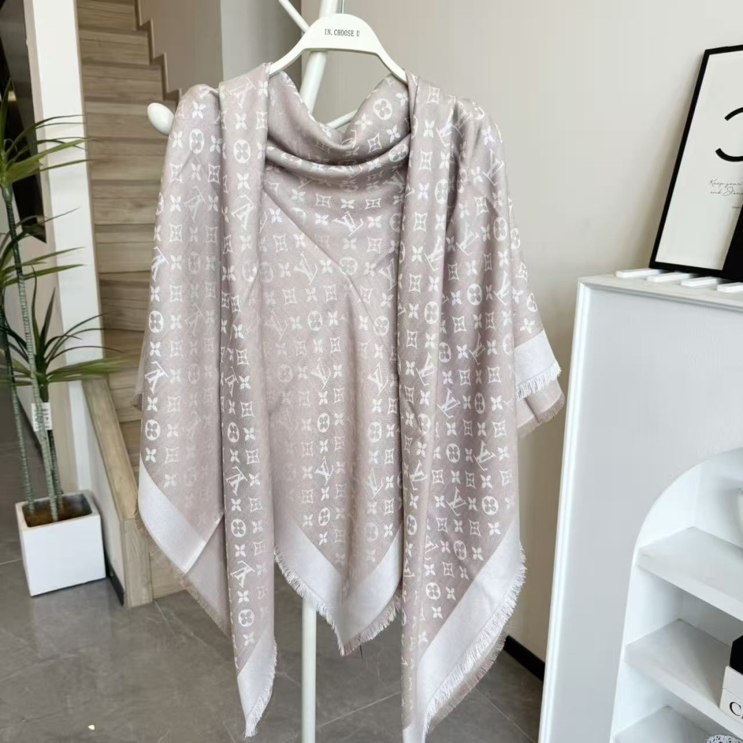 方巾】LV披肩❤️经典金丝👍搭配丝毛混纺的华美质感，与成衣和配饰系列单品搭配相宜。尺寸：140 x 14