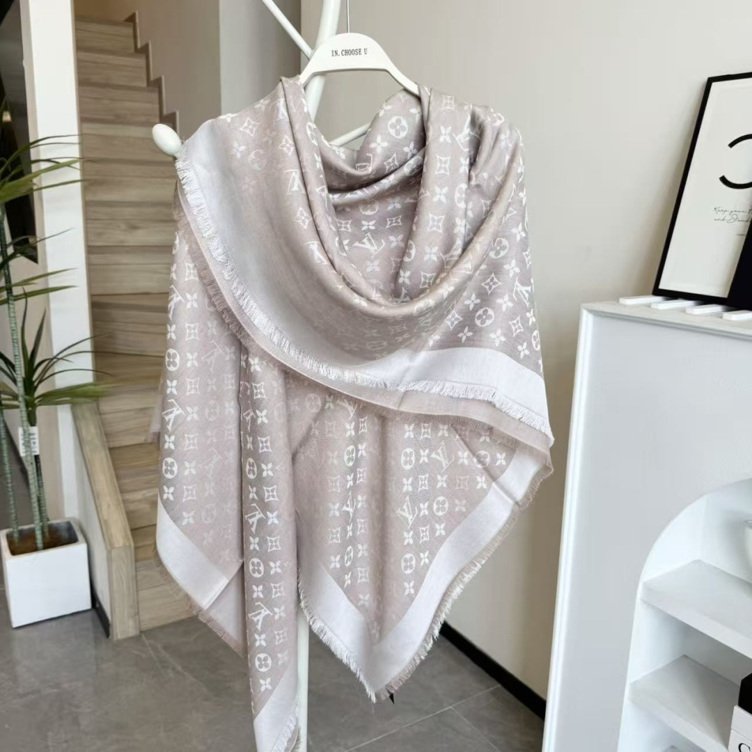 方巾】LV披肩❤️经典金丝👍搭配丝毛混纺的华美质感，与成衣和配饰系列单品搭配相宜。尺寸：140 x 14
