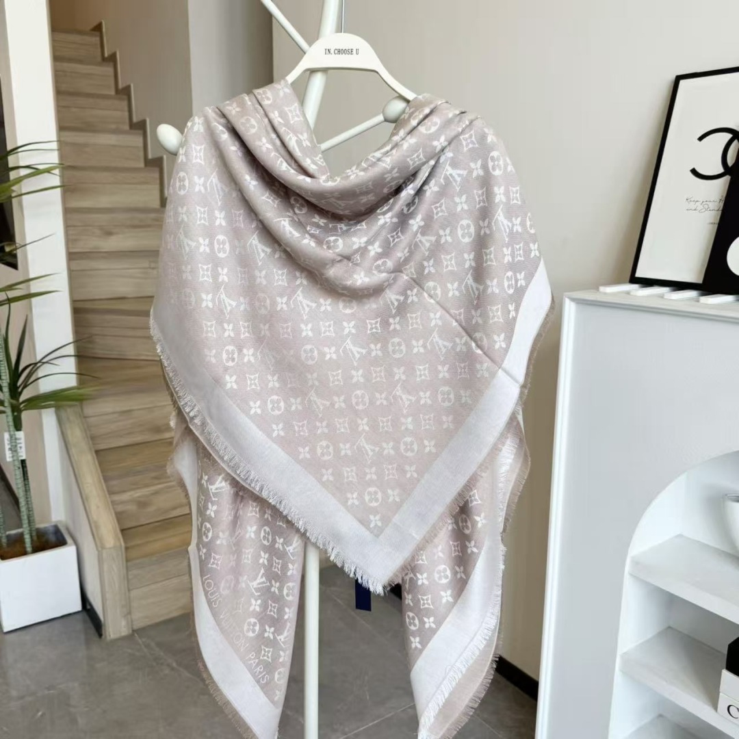 方巾】LV披肩❤️经典金丝👍搭配丝毛混纺的华美质感，与成衣和配饰系列单品搭配相宜。尺寸：140 x 14