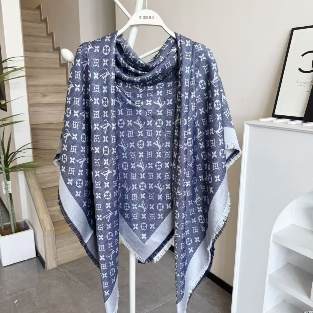 方巾】LV披肩❤️经典金丝👍搭配丝毛混纺的华美质感，与成衣和配饰系列单品搭配相宜。尺寸：140 x 14