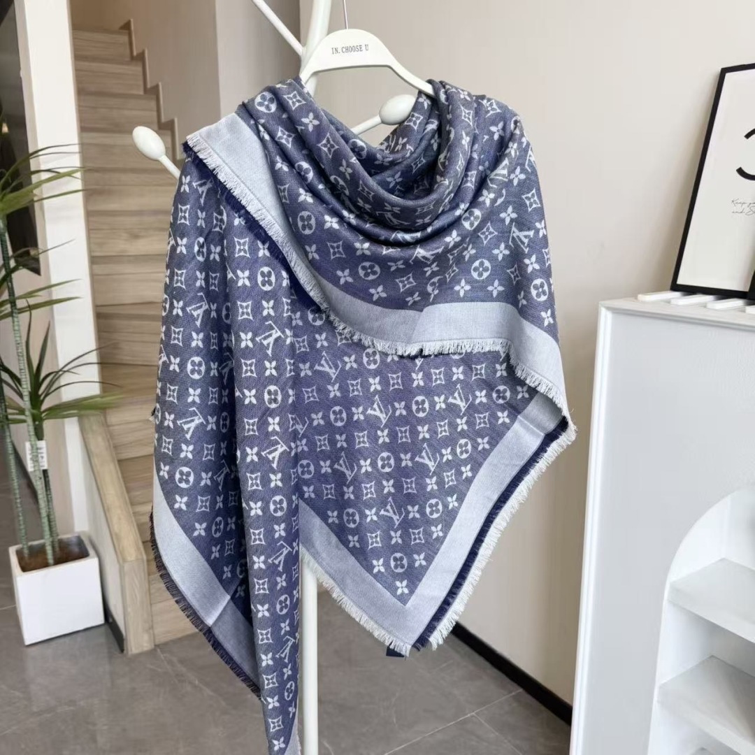方巾】LV披肩❤️经典金丝👍搭配丝毛混纺的华美质感，与成衣和配饰系列单品搭配相宜。尺寸：140 x 14