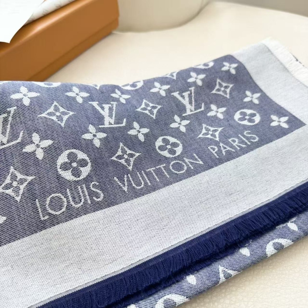 方巾】LV披肩❤️经典金丝👍搭配丝毛混纺的华美质感，与成衣和配饰系列单品搭配相宜。尺寸：140 x 14