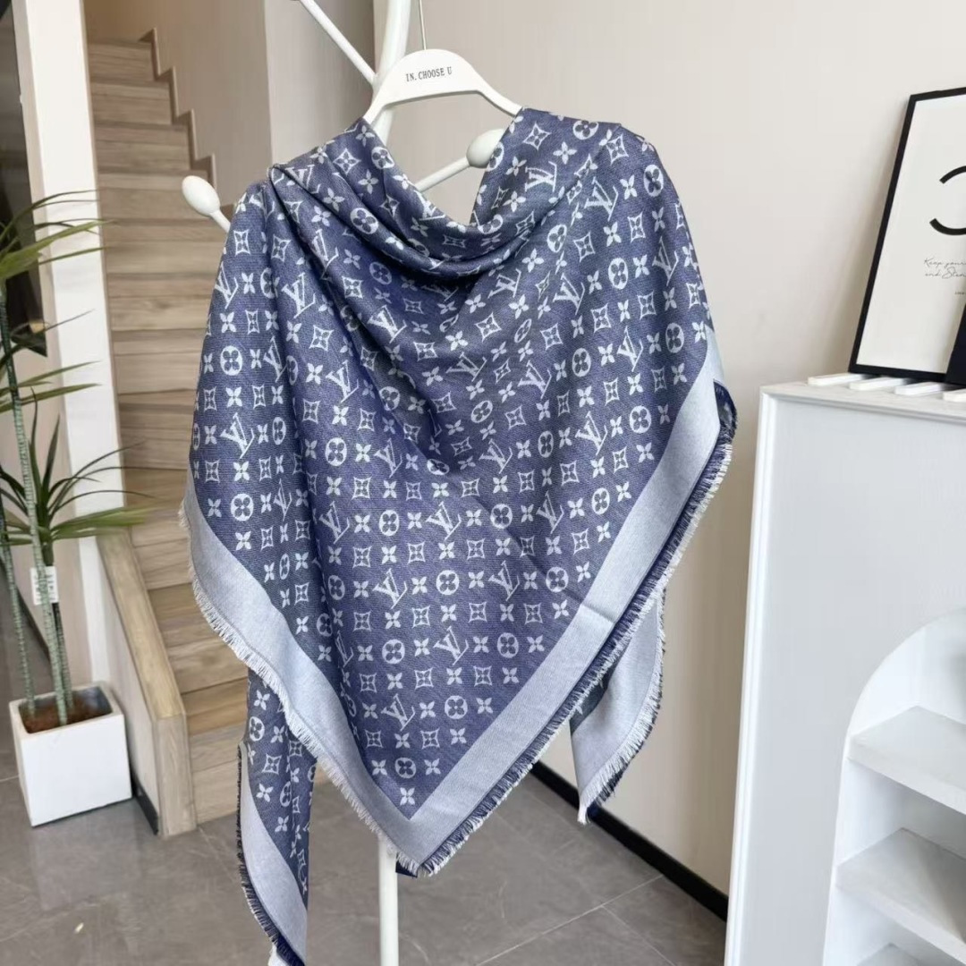 方巾】LV披肩❤️经典金丝👍搭配丝毛混纺的华美质感，与成衣和配饰系列单品搭配相宜。尺寸：140 x 14