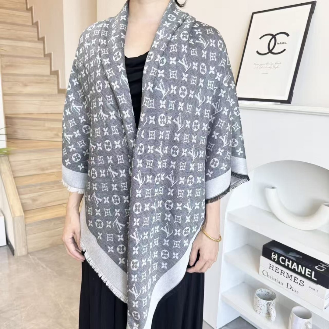 方巾】LV披肩❤️经典金丝👍搭配丝毛混纺的华美质感，与成衣和配饰系列单品搭配相宜。尺寸：140 x 14