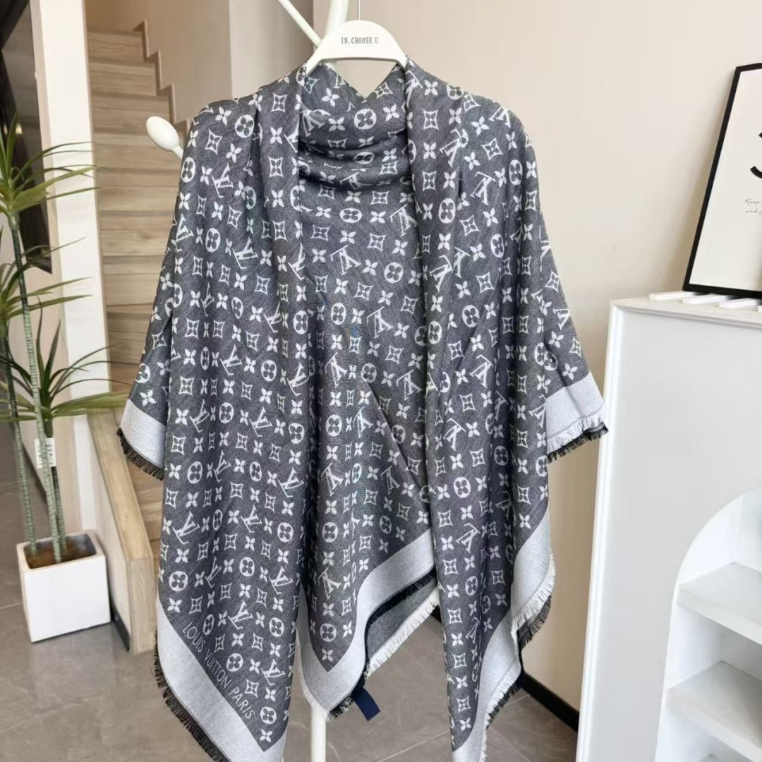 方巾】LV披肩❤️经典金丝👍搭配丝毛混纺的华美质感，与成衣和配饰系列单品搭配相宜。尺寸：140 x 14