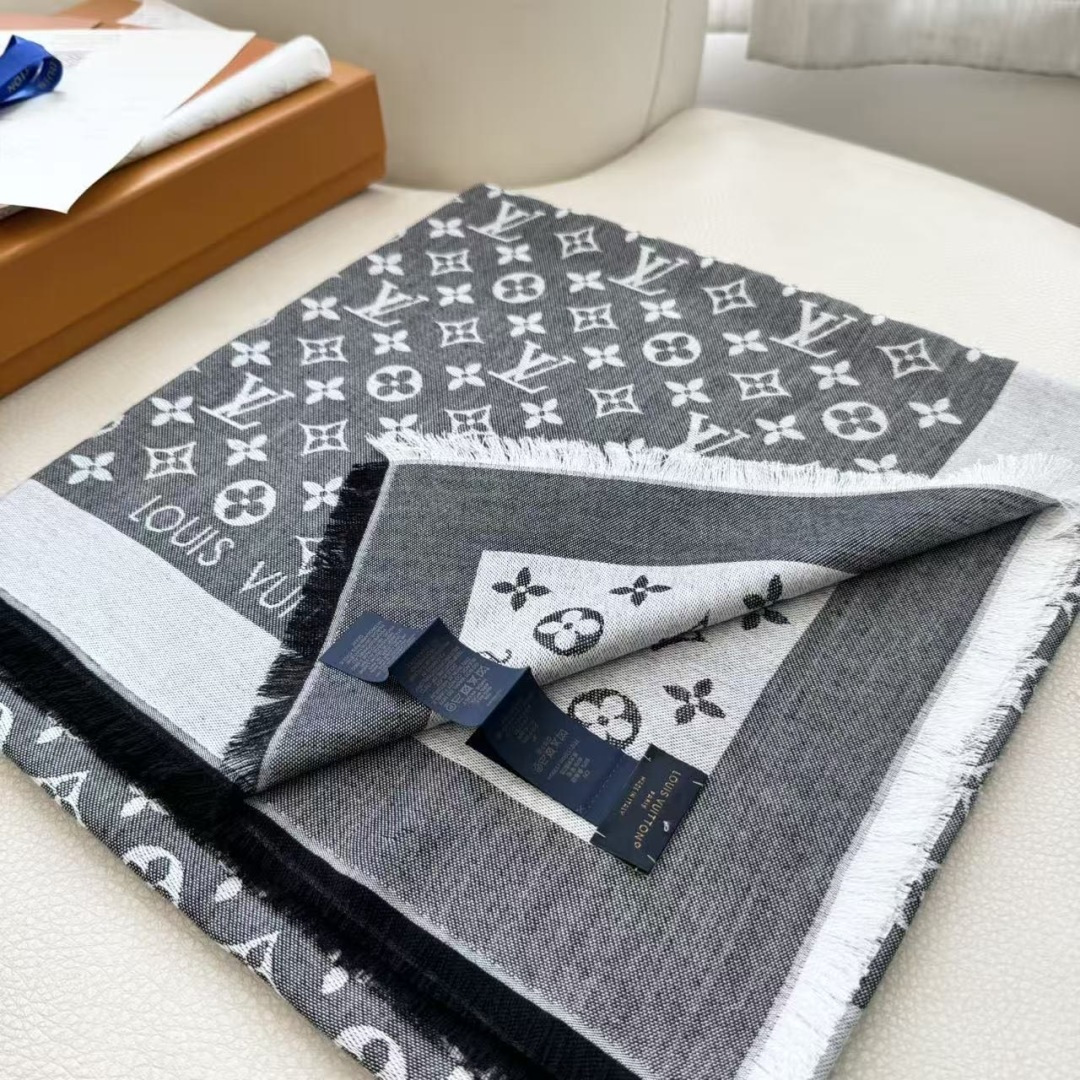 方巾】LV披肩❤️经典金丝👍搭配丝毛混纺的华美质感，与成衣和配饰系列单品搭配相宜。尺寸：140 x 14