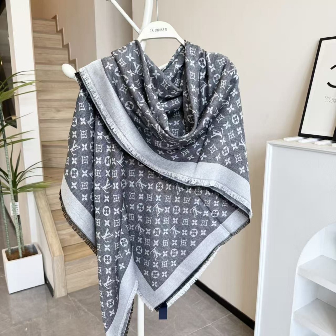 方巾】LV披肩❤️经典金丝👍搭配丝毛混纺的华美质感，与成衣和配饰系列单品搭配相宜。尺寸：140 x 14
