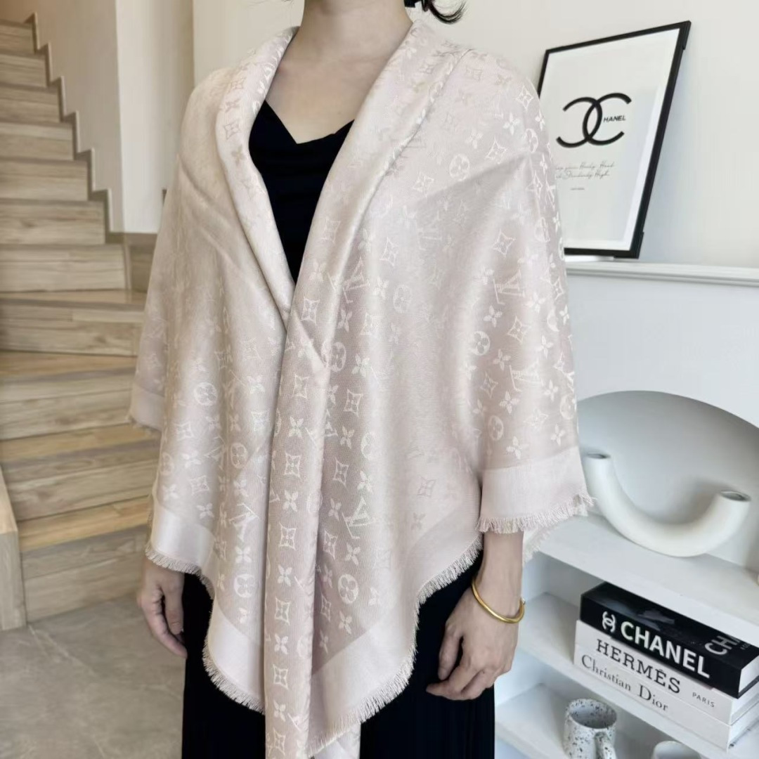 方巾】LV披肩❤️经典金丝👍搭配丝毛混纺的华美质感，与成衣和配饰系列单品搭配相宜。尺寸：140 x 14