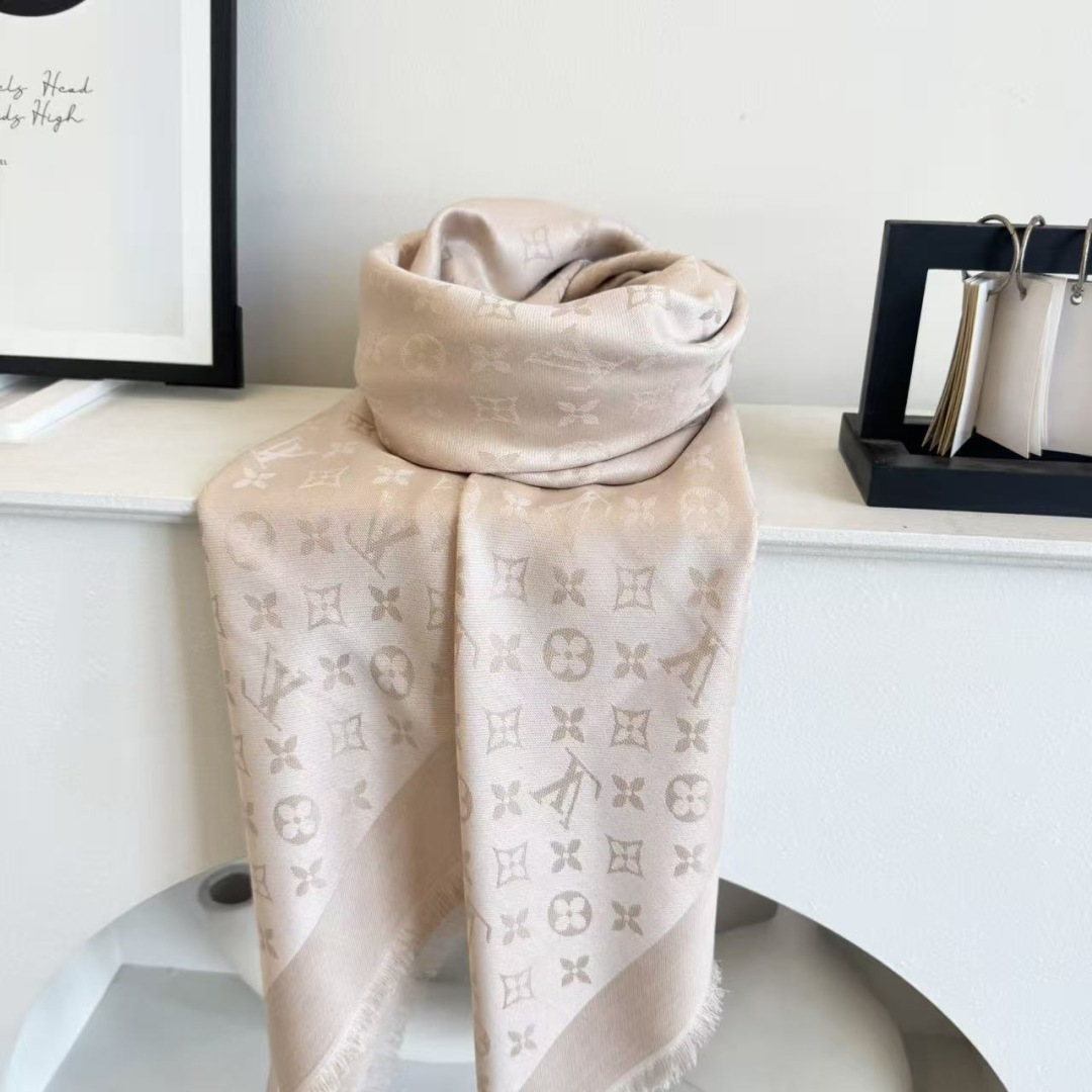 方巾】LV披肩❤️经典金丝👍搭配丝毛混纺的华美质感，与成衣和配饰系列单品搭配相宜。尺寸：140 x 14