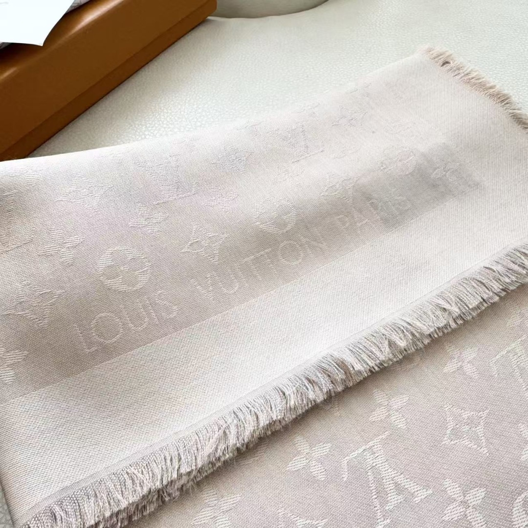 方巾】LV披肩❤️经典金丝👍搭配丝毛混纺的华美质感，与成衣和配饰系列单品搭配相宜。尺寸：140 x 14