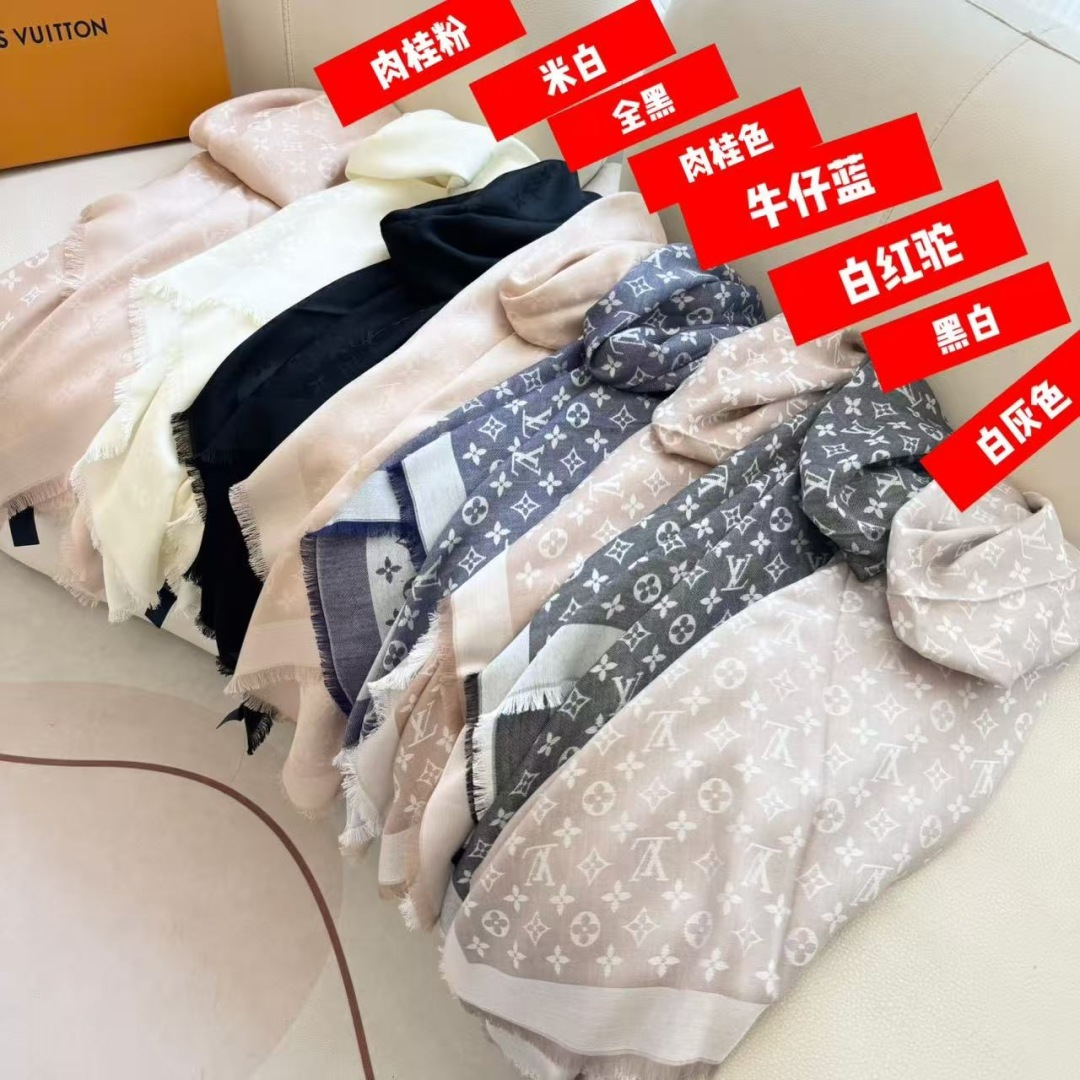 方巾】LV披肩❤️经典金丝👍搭配丝毛混纺的华美质感，与成衣和配饰系列单品搭配相宜。尺寸：140 x 14