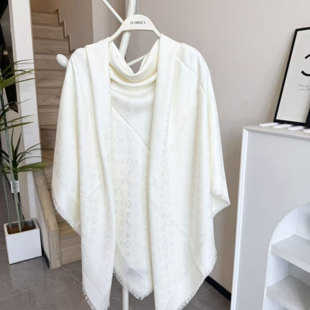 方巾】LV披肩❤️经典金丝👍搭配丝毛混纺的华美质感，与成衣和配饰系列单品搭配相宜。尺寸：140 x 14