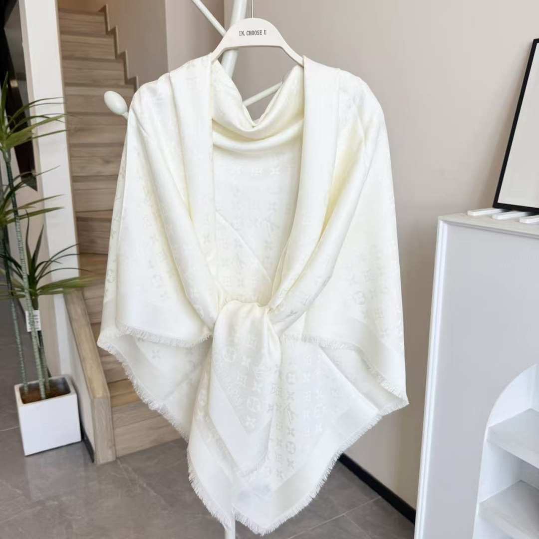 方巾】LV披肩❤️经典金丝👍搭配丝毛混纺的华美质感，与成衣和配饰系列单品搭配相宜。尺寸：140 x 14