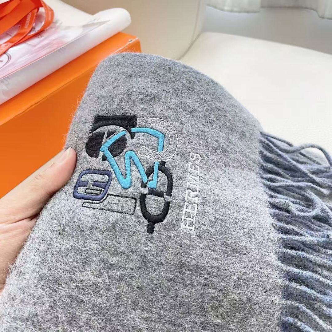 上新2025爱马仕双面男女款围巾且买且珍惜😍~都是出口订单所以比较难遇❤️东西讲究少而精😍好看的一定要收