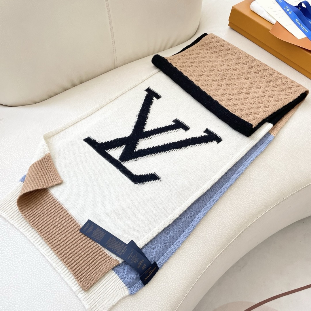 😍2025专柜最新款‼️【顶级羊绒围巾】🔥爆款哦 😘💍实物真心美 🎀披肩配以精美💓💃🏻整条围巾颜色的搭配