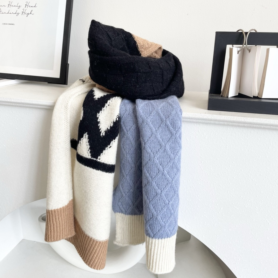 😍2025专柜最新款‼️【顶级羊绒围巾】🔥爆款哦 😘💍实物真心美 🎀披肩配以精美💓💃🏻整条围巾颜色的搭配