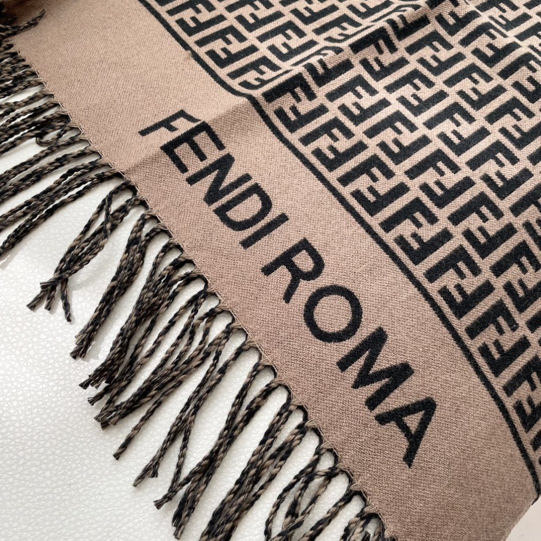 ✨✨爆款来了新款免代购❗️极品‼️重磅最新经典FF字母元素羊毛斗篷,大极品‼️F主打的斗篷,专柜也是刚上