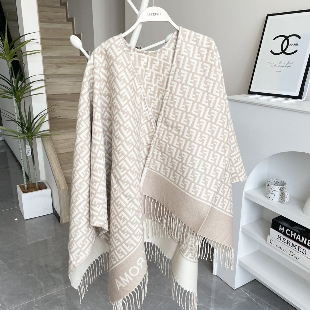 ✨✨爆款来了新款免代购❗️极品‼️重磅最新经典FF字母元素羊毛斗篷,大极品‼️F主打的斗篷,专柜也是刚上