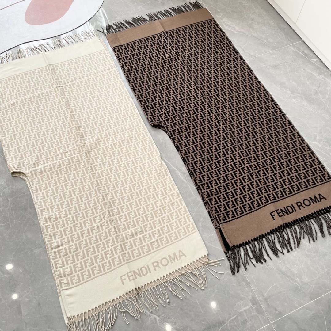 ✨✨爆款来了新款免代购❗️极品‼️重磅最新经典FF字母元素羊毛斗篷,大极品‼️F主打的斗篷,专柜也是刚上