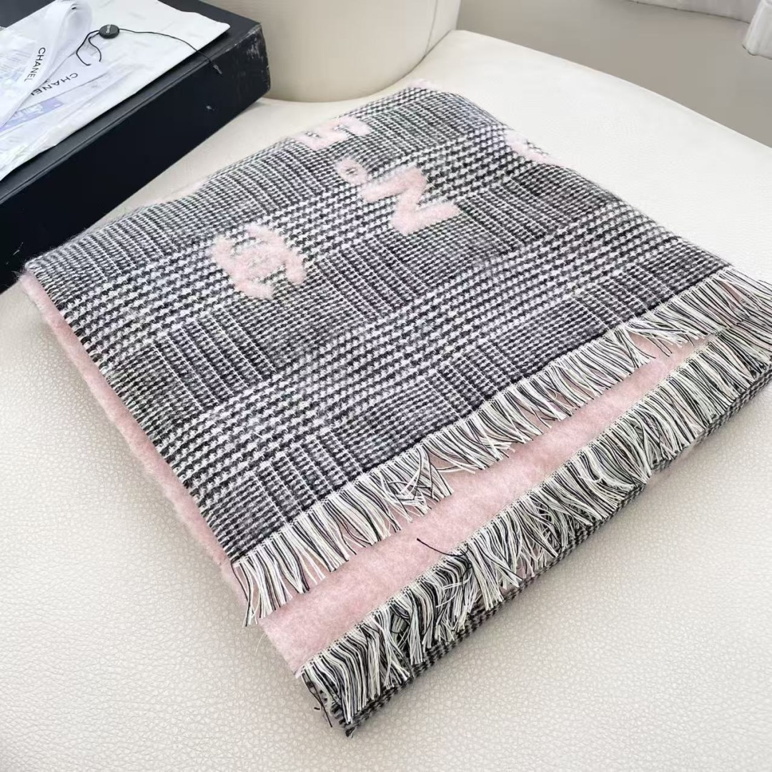 香奈儿新款🗣姑娘们出来炸街啦黑色系色调真的无敌经典了。不是俗气的漂白。就本色调，带点米的高级配色。～百分