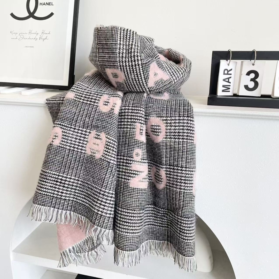 香奈儿新款🗣姑娘们出来炸街啦黑色系色调真的无敌经典了。不是俗气的漂白。就本色调，带点米的高级配色。～百分