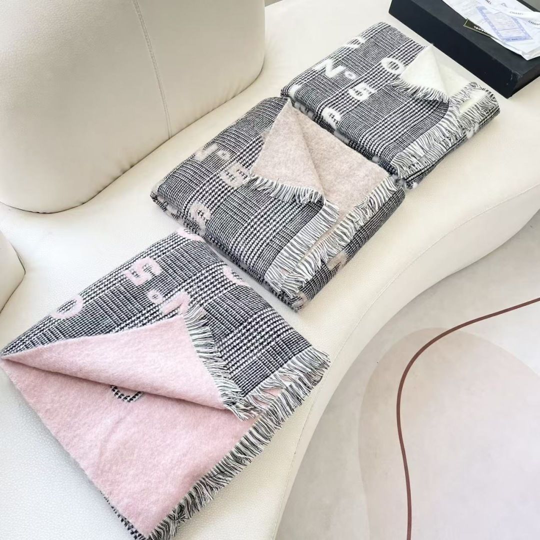 香奈儿新款🗣姑娘们出来炸街啦黑色系色调真的无敌经典了。不是俗气的漂白。就本色调，带点米的高级配色。～百分